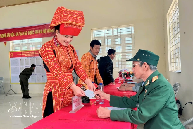 Voters from Dao ethnic minority group in An Lac commune, Bac Ninh province, go to the polls. (Photo: VNA)