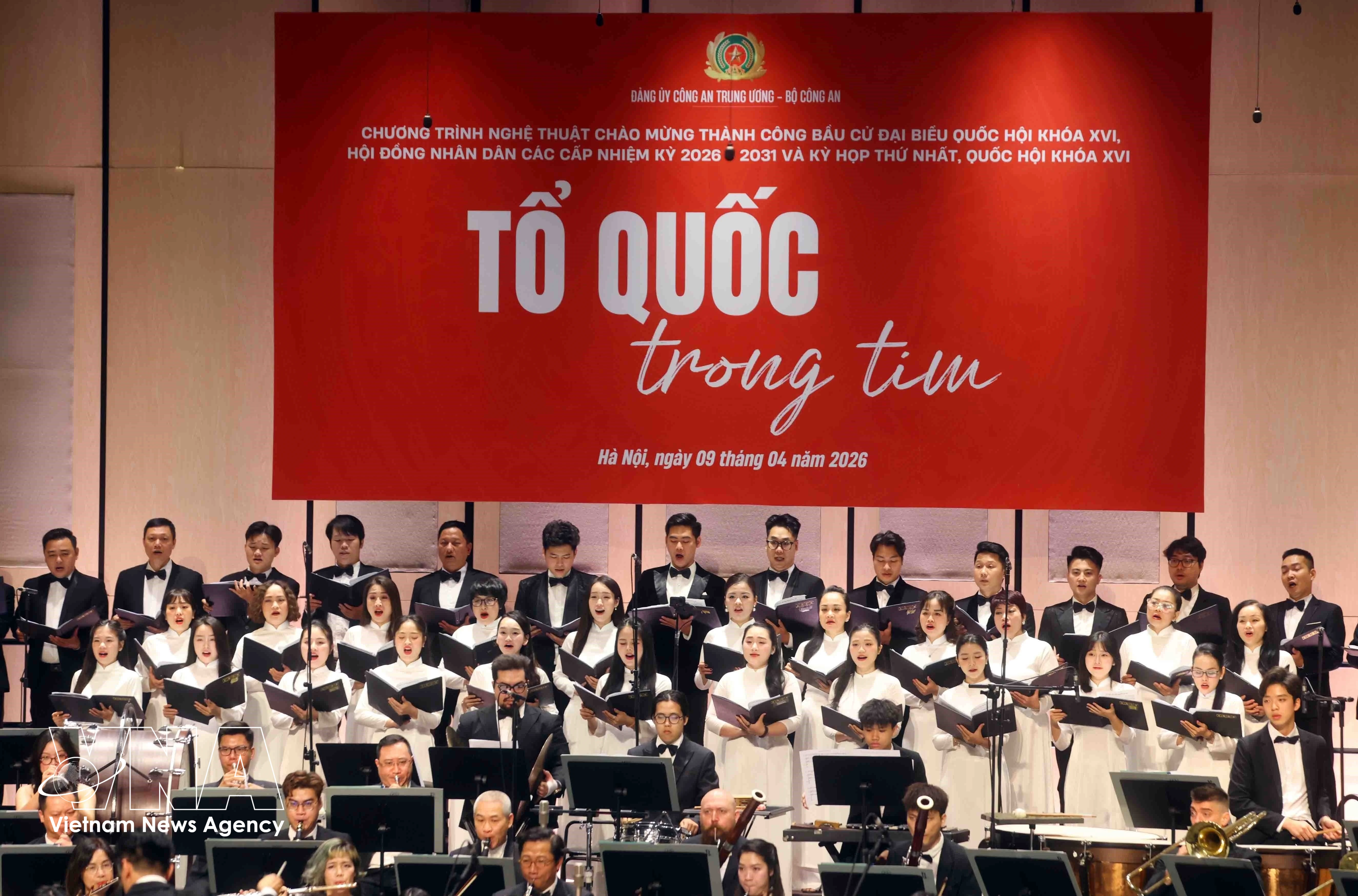 The concert “To quoc trong tim” (Homeland in Our Hearts) is held at Ho Guom Opera House in Hanoi on April 9 evening (Photo: VNA)