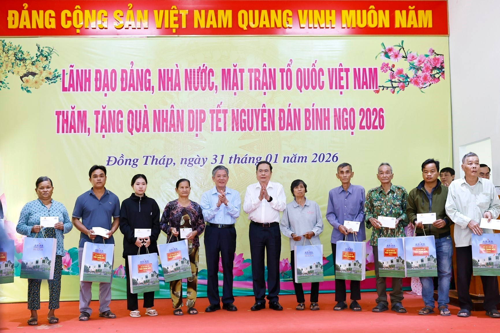 National Assembly Chairman Tran Thanh Man presents gifts to policy families and poor households in Dong Thap province. (Photo: VNA)