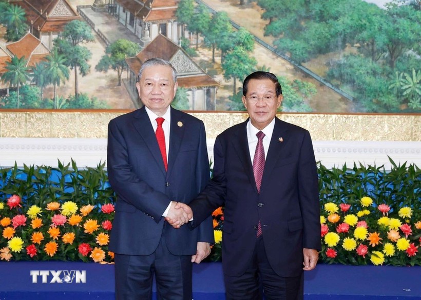Party General Secretary To Lam (right) meets with Samdech Techo Hun Sen in Phnom Penh on February 6. (Photo: VNA)
