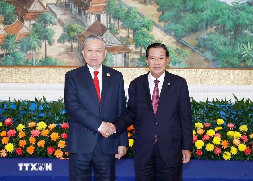 Party General Secretary To Lam (right) meets with Samdech Techo Hun Sen in Phnom Penh on February 6. (Photo: VNA)
