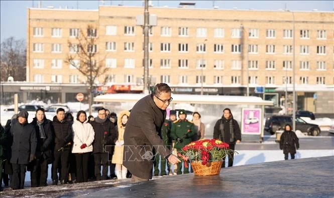 The Vietnamese Embassy in Russia holds a flower-offering ceremony at Ho Chi Minh Square in Moscow on February 3. (Photo: VNA)