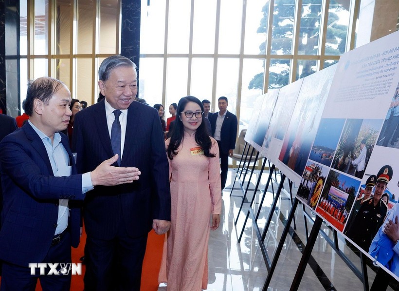 Party General Secretary To Lam visits a photo exhibition held by the Vietnam News Agency on the sidelines of the national conference on December 19. (Photo: VNA)