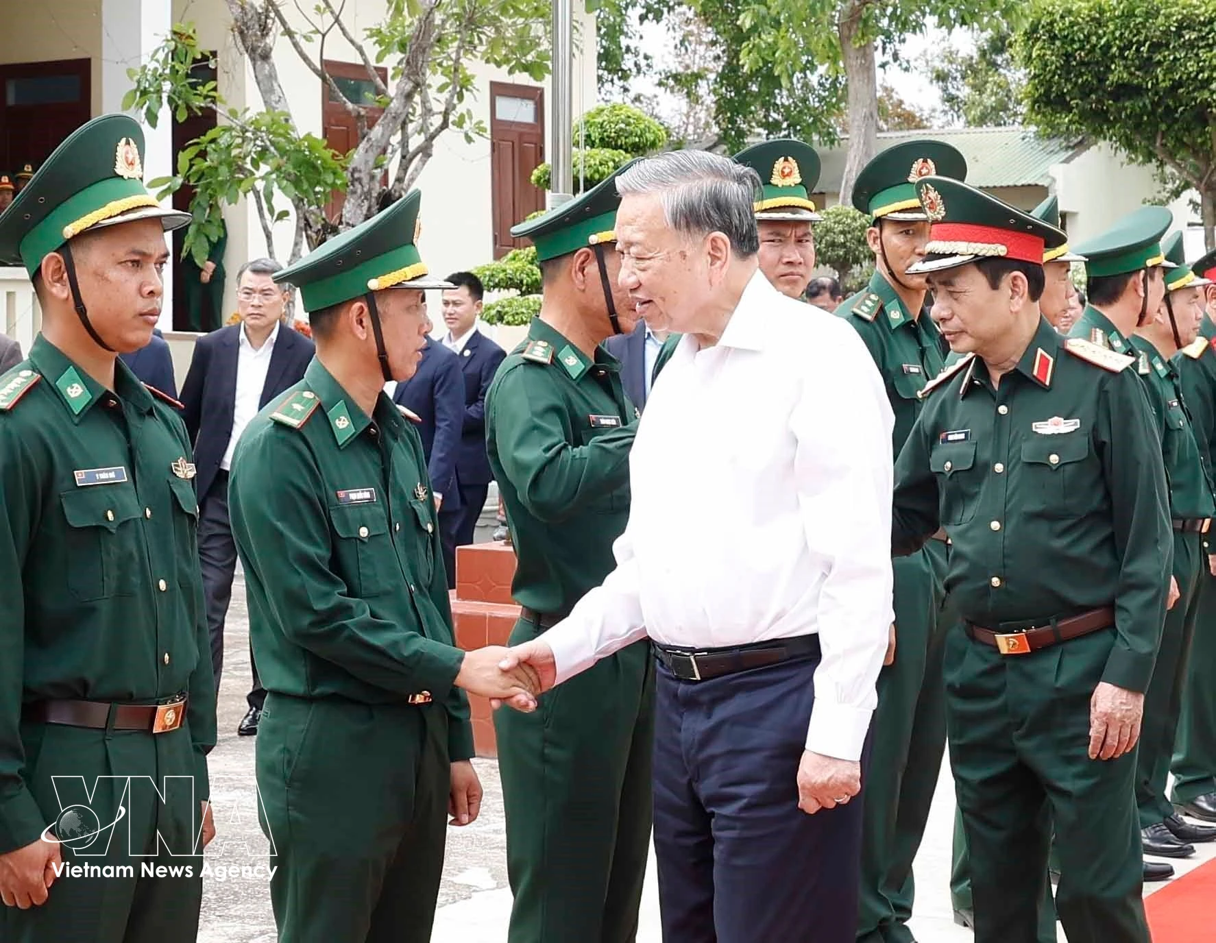 Party General Secretary To Lam, who is also Secretary of the Central Military Commission, visits officers and soldiers of the Ea H’Leo Border Guard Station on February 11 (Photo: VNA)