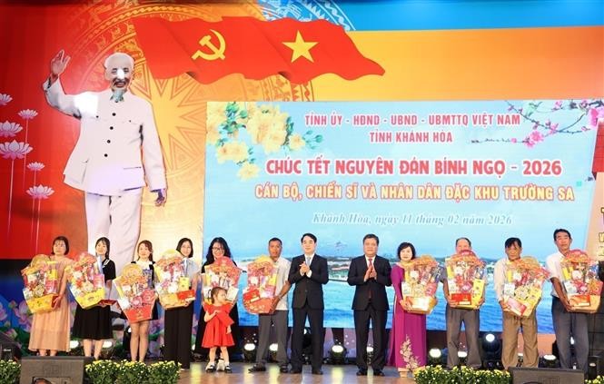 Leaders of Khanh Hoa province present Tet gifts to families of officers, soldiers, and civilians working in the Truong Sa special zone. (Photo: VNA)