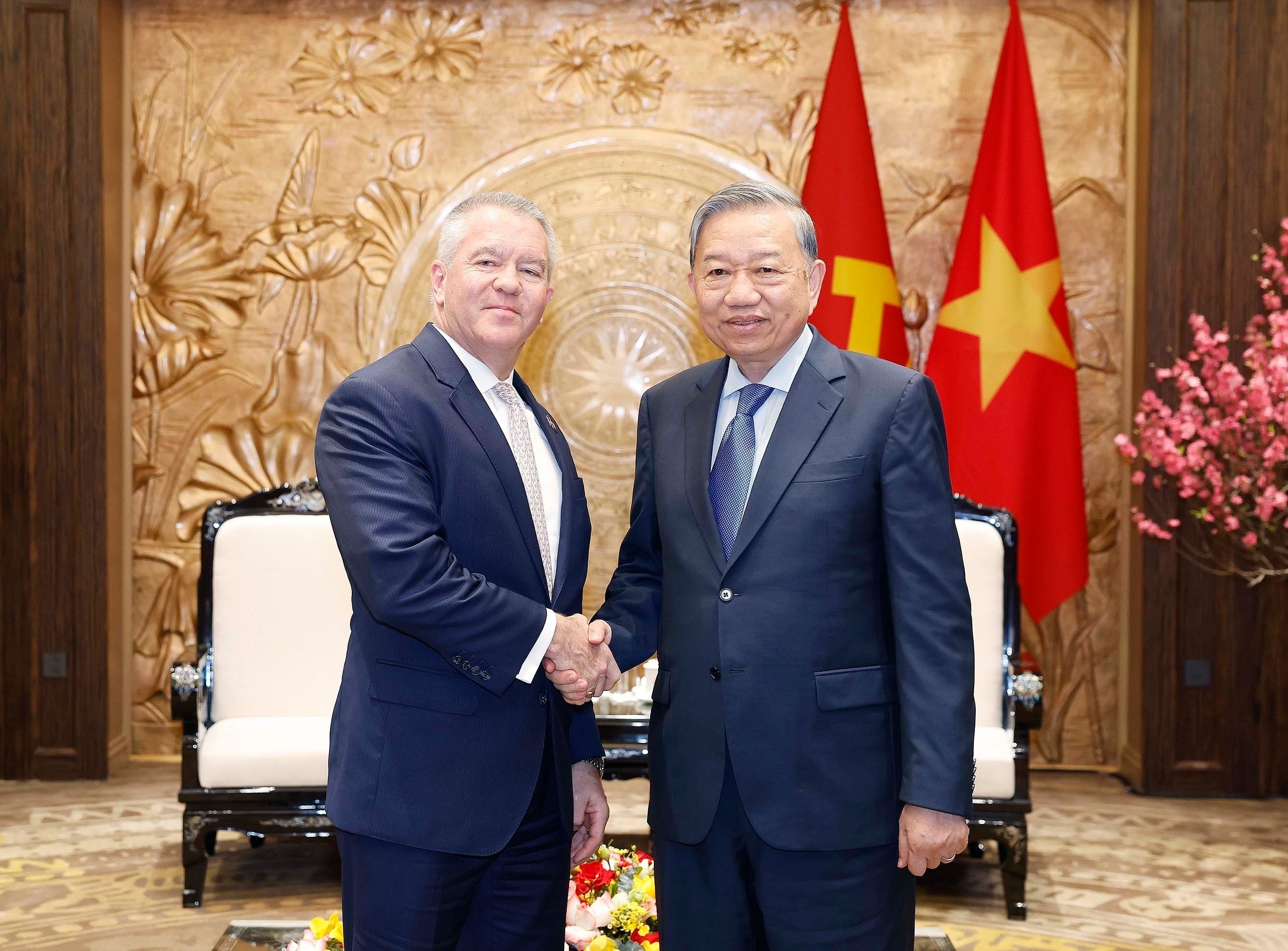 Party General Secretary To Lam (right) receices US Assistant Secretary of State for East Asian and Pacific Affairs Michael DeSombre in Hanoi on February 13. (Photo: VNA)