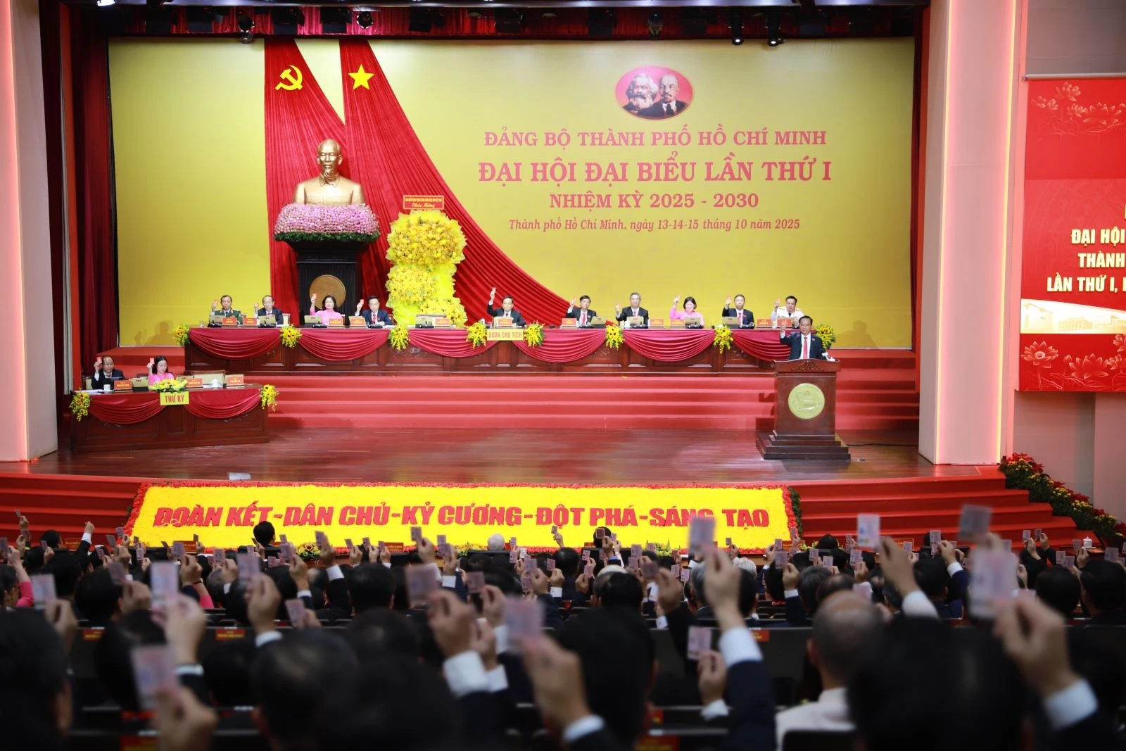 Delegates vote to pass the resolution of the first Congress of the Ho Chi Minh City Party Organisation in the closing session on October 15 morning. (Photo: Organising Committee)