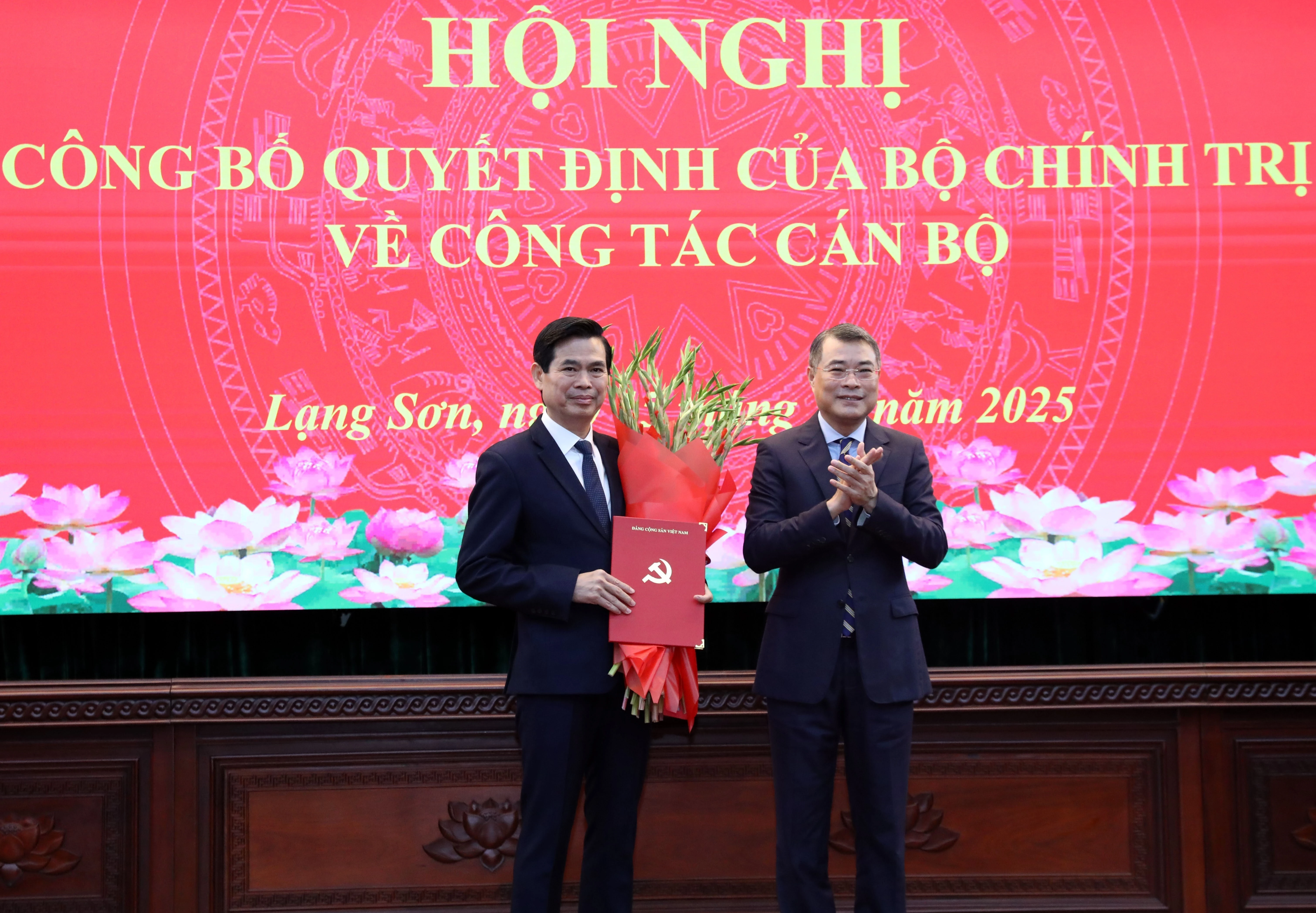 Hoang Quoc Khanh (left), former Secretary of the Son La provincial Party Committee, has been appointed to join the Party Committee of Lang Son province and its Standing Board, and serve as Secretary of the committee for the 2025-2030 tenure from October 15, 2025. (Photo: VNA)