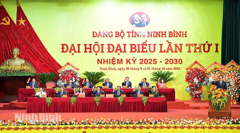 The Presidium approves the Resolution of the First Party Congress of Ninh Binh province for the 2025–2030 term. (Photo: VNA)