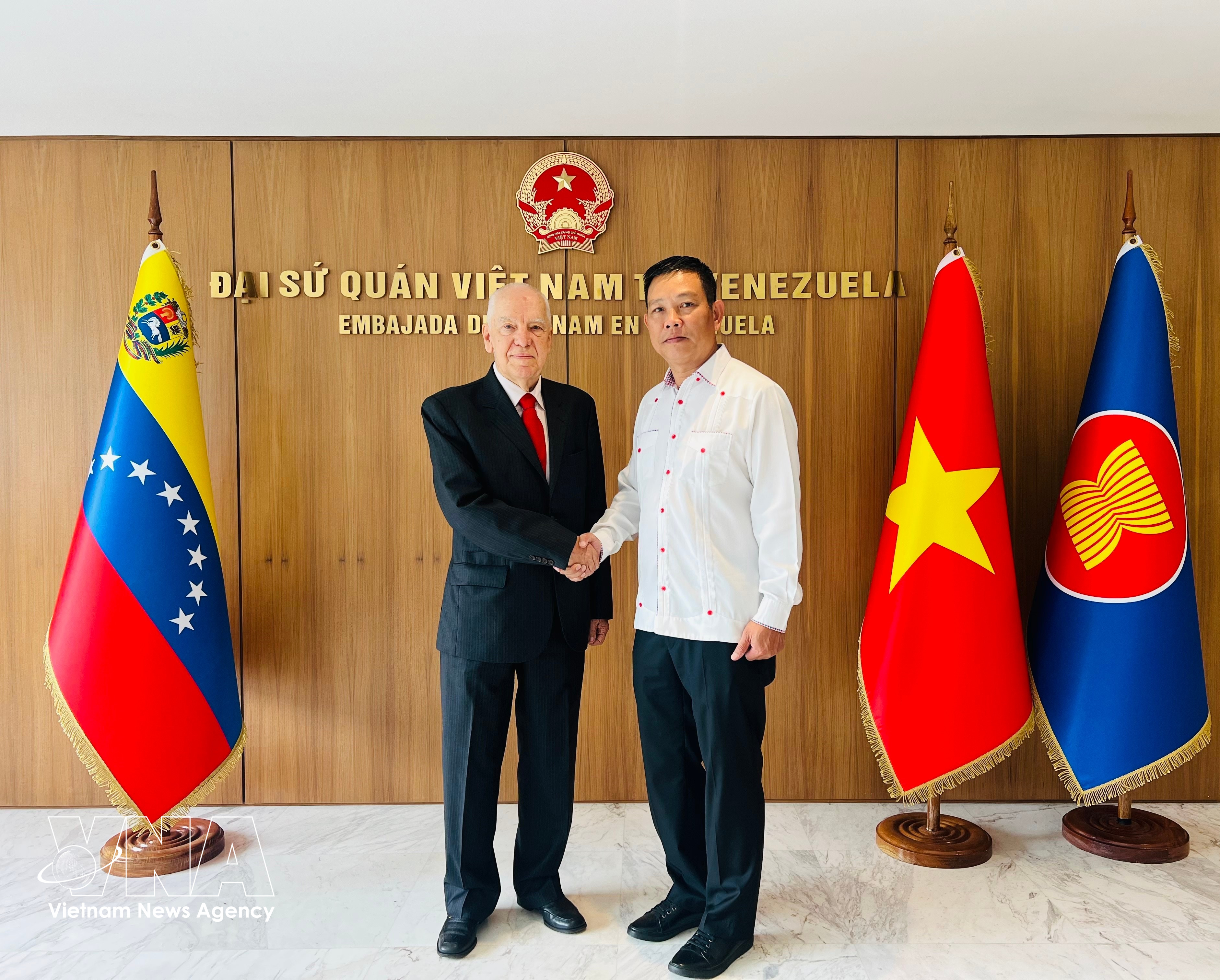 Vietnamese Ambassador to Venezuela Vu Trung My (R) receives Dr. Carolus Wimmer, President of the Venezuela - Vietnam Friendship House (Photo: VNA)