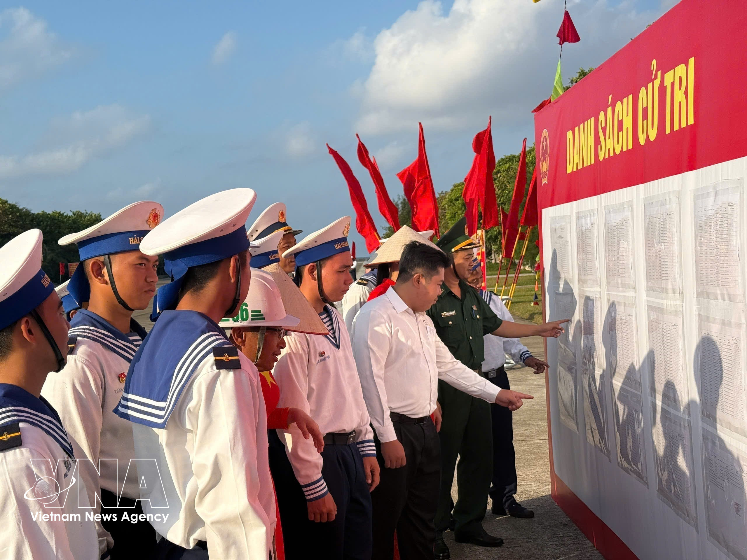 Voters on Truong Sa are following information regarding the election of deputies to the 16th National Assembly and People's Councils at all levels for the 2026-2031 term (Photo: VNA)