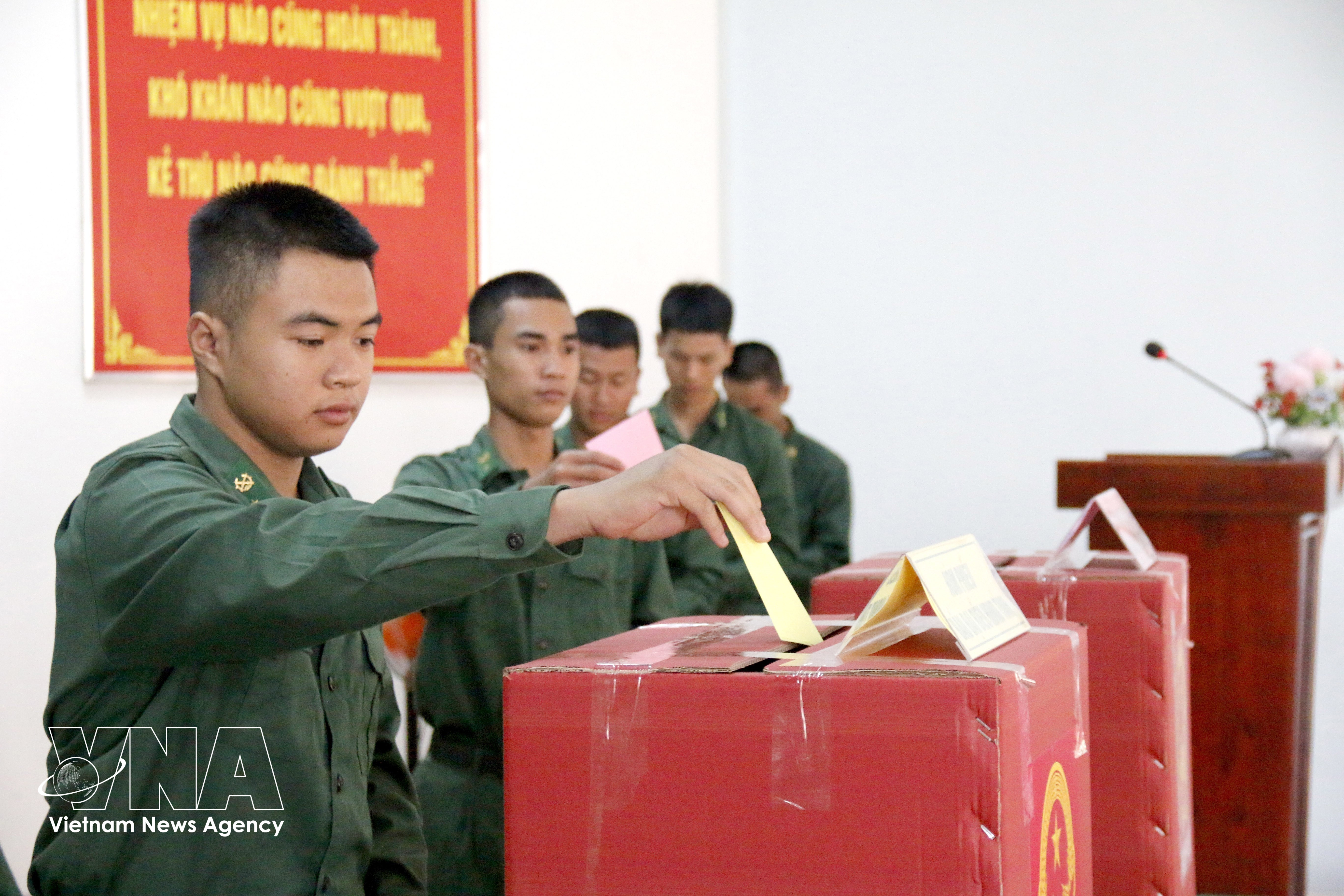 Newly enlisted soldiers at the 2nd Training and Mobile Battalion in Lam Dong province eagerly participate in the early voting session. (Photo: VNA)