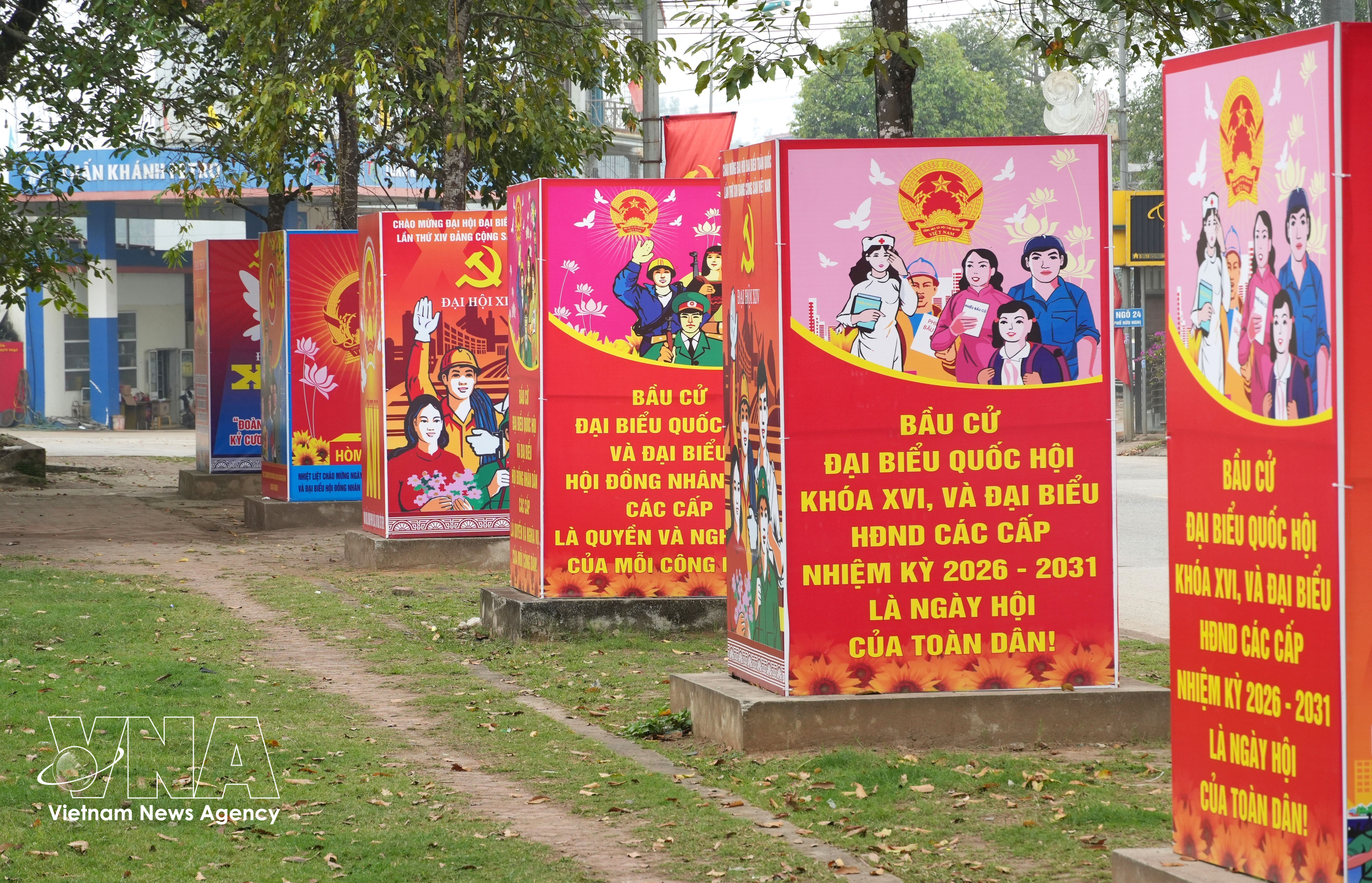 Billboards along a road in Lac Son commune, Phu Tho province ahead of the election day March 15. (Photo: VNA)