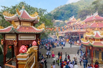 Ba Den Mountain in Tay Ninh offers pilgrimage, hiking and cloud hunting trips (Photo: tapchihuongsac.vn) 