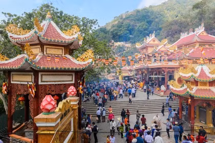 Ba Den Mountain in Tay Ninh offers pilgrimage, hiking and cloud hunting trips (Photo: tapchihuongsac.vn) 