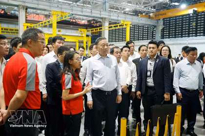 Top Vietnamese leader visits technology, rail test facilities in Singapore 