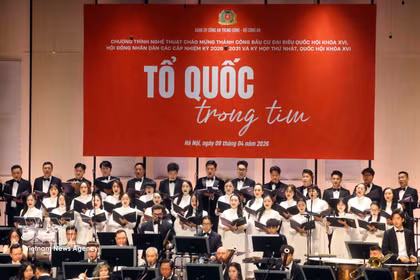 The concert “To quoc trong tim” (Homeland in Our Hearts) is held at Ho Guom Opera House in Hanoi on April 9 evening (Photo: VNA)