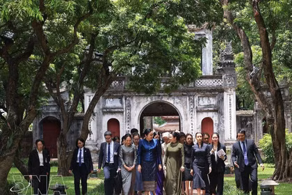 Spouses of Vietnamese, Lao, Cambodian, Thai PMs tour Hanoi’s Temple of Literature