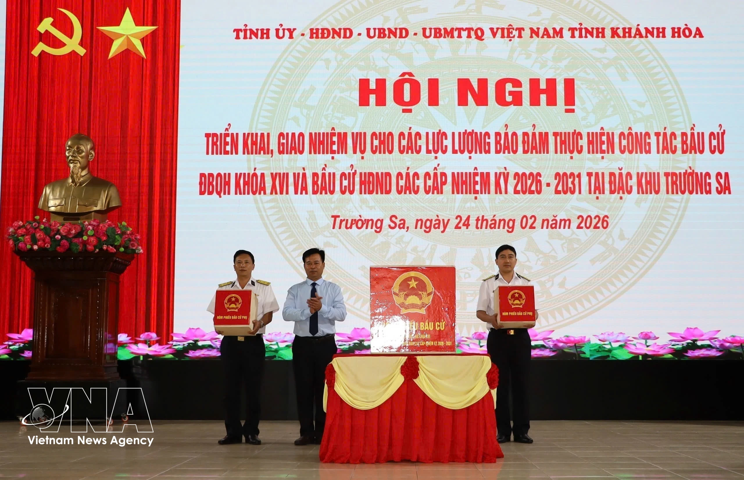 Leader of the Truong Sa special zone hands over ballot boxes to forces tasked with organising the election of deputies to the 16th National Assembly and People’s Councils at all levels for the 2026–2031 term on February 24. (Photo: VNA) 