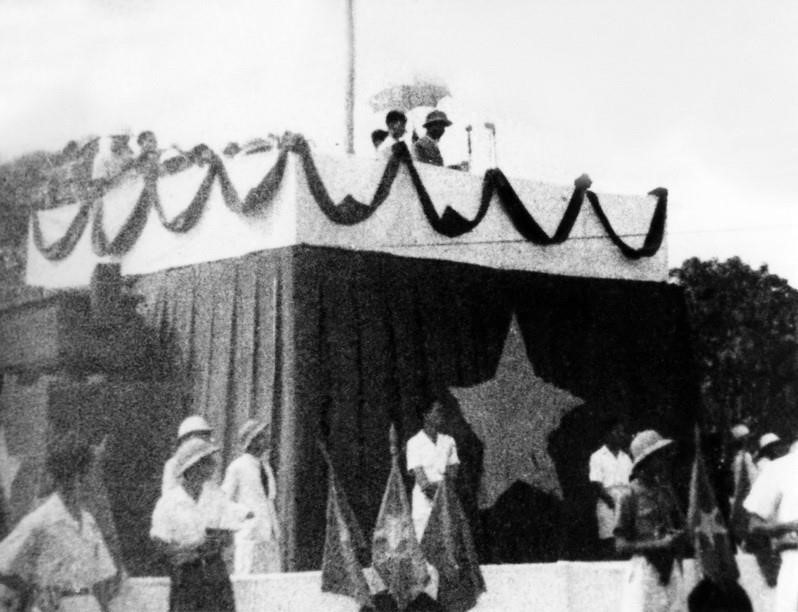 On September 2, 1945, at Ba Dinh Square, President Ho Chi Minh delivers the Declaration of Independence, establishing the Democratic Republic of Vietnam. (Photo: VNA Archives) 2-dang-cong-san-viet-nam-nguoi-to-chuc-va-lanh-dao-moi-thang-loi-cua-cach-mang-viet-nam-7811637.jpg