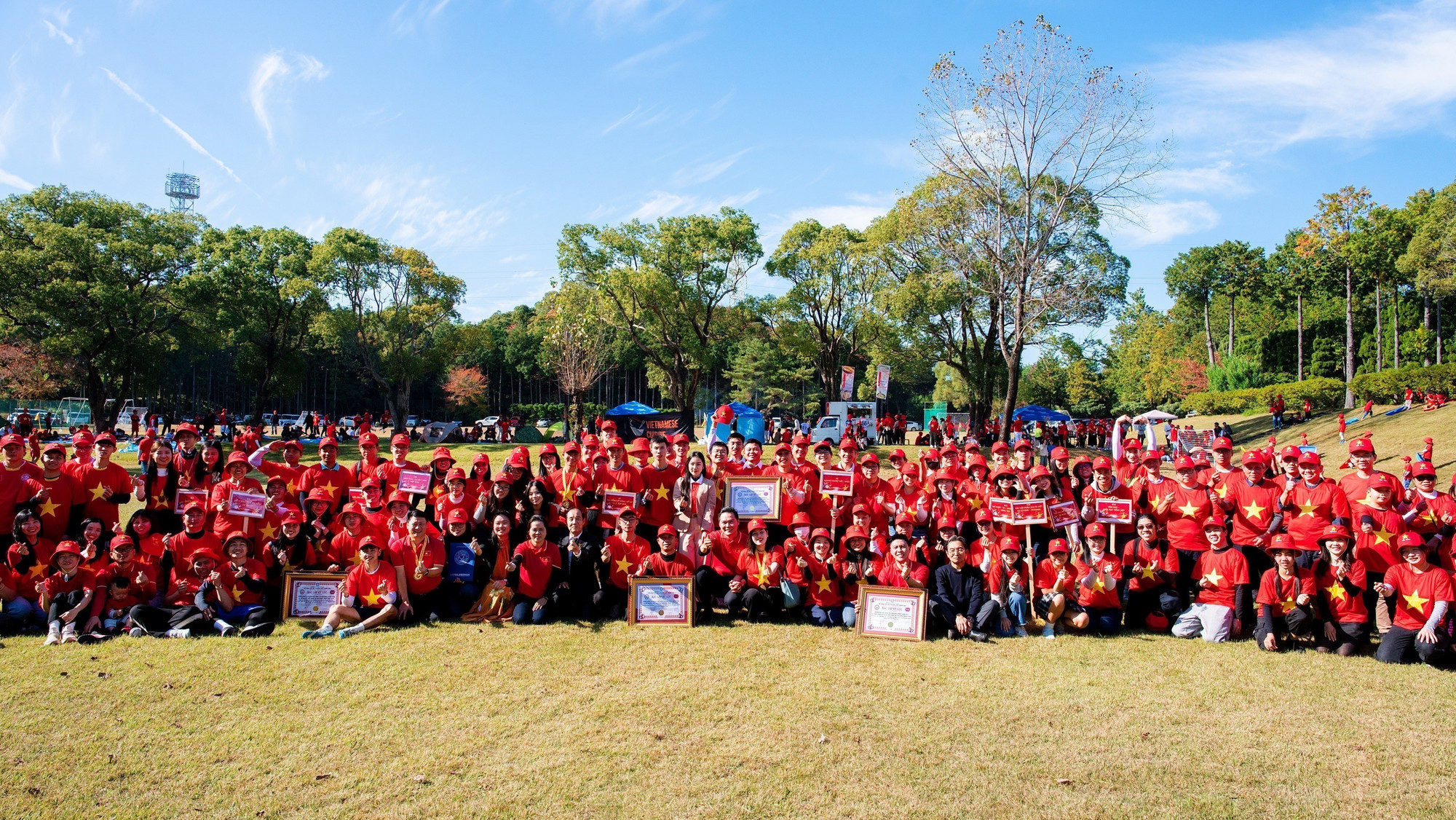 01-ngay-hoi-dai-doan-ket-toan-dan-toc-nam-2025-tai-fukuoka-xac-nhan-ky-luc-xep-la-co-to-quoc-lon-nhat-trong-cong-dong-nguoi-viet-tai-nhat-ban-8411262.jpg