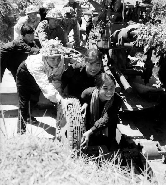 Between 1955 and 1975, the Party achieved significant progress, building socialism in the North while fighting for national reunification in the South. In the photo: Youth from Dong Phu commune, Quang Binh province, assist soldiers in moving artillery to the battlefield (1965). (Photo: Duc Nhu - VNA) 5-dang-cong-san-viet-nam-nguoi-to-chuc-va-lanh-dao-moi-thang-loi-cua-cach-mang-viet-nam-7811811.jpg