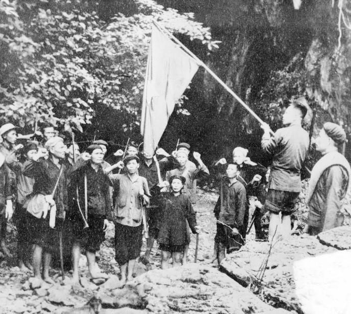 In 1940, Vietnam's first guerrilla unit, led by the Party, was formed in Bac Son, Cao Lang province. (Photo: VNA) 1-dang-cong-san-viet-nam-nguoi-to-chuc-va-lanh-dao-moi-thang-loi-cua-cach-mang-viet-nam-7811625.jpg