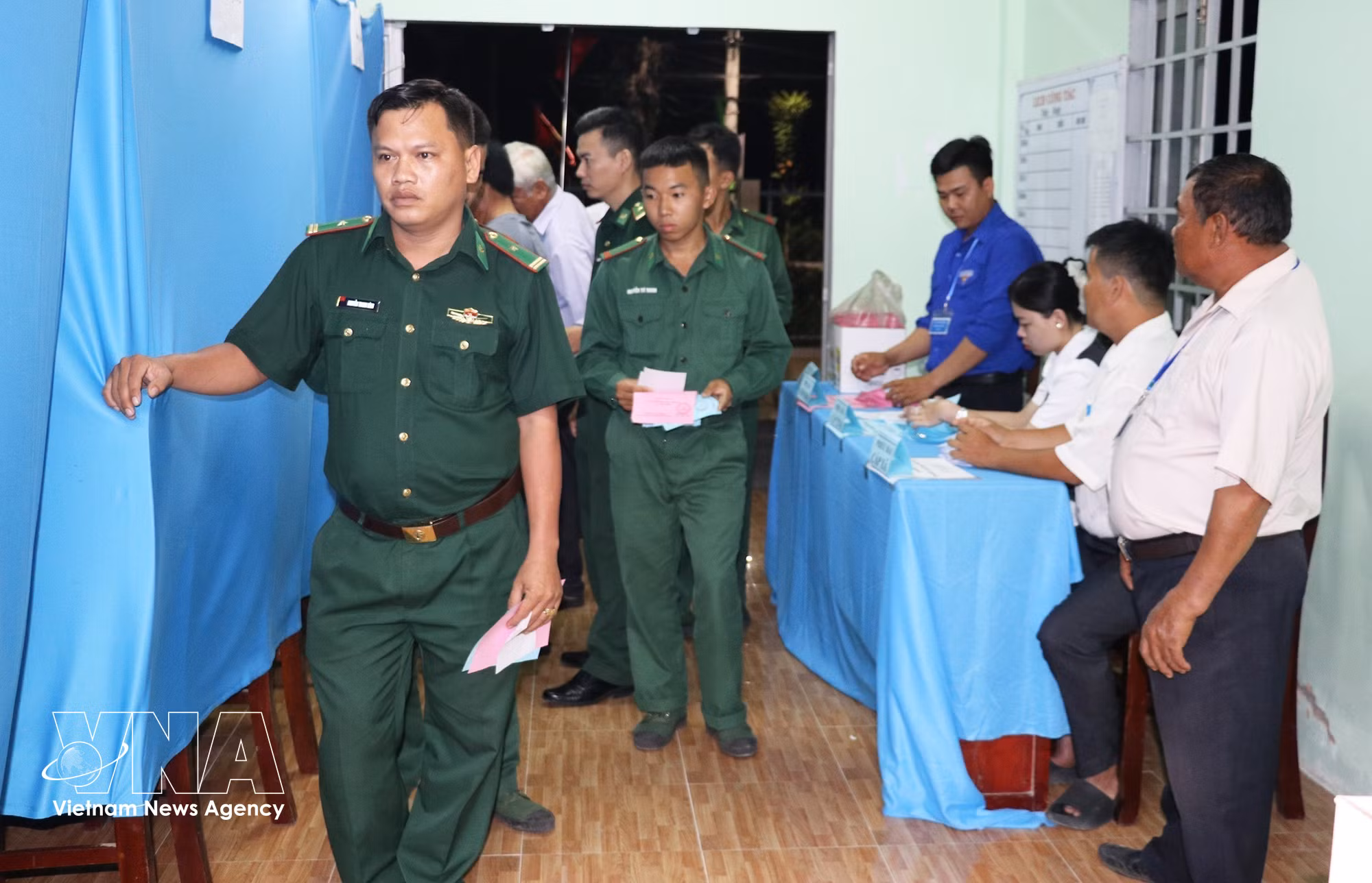 vnanet-bau-cu-quoc-hoi-va-hdnd-khai-mac-bau-cu-som-tai-xa-cu-lao-tan-phu-dong-tinh-dong-thap-8641137.jpg