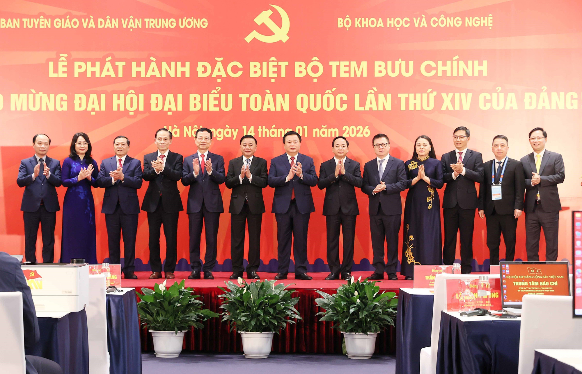 vna-potal-le-phat-hanh-dac-biet-bo-tem-buu-chinh-chao-mung-dai-hoi-dai-bieu-toan-quoc-lan-thu-xiv-cua-dang-8529588.jpg