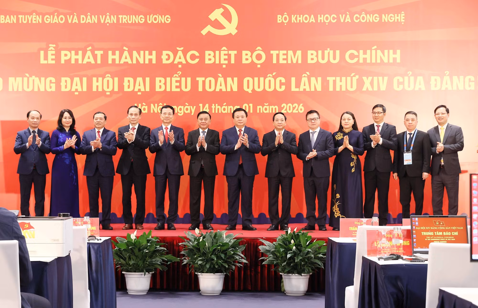 vna-potal-le-phat-hanh-dac-biet-bo-tem-buu-chinh-chao-mung-dai-hoi-dai-bieu-toan-quoc-lan-thu-xiv-cua-dang-8529588.jpg