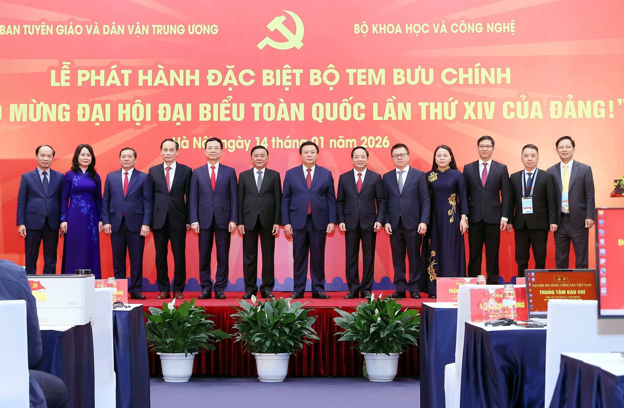 vna-potal-le-phat-hanh-dac-biet-bo-tem-buu-chinh-chao-mung-dai-hoi-dai-bieu-toan-quoc-lan-thu-xiv-cua-dang-8529591.jpg