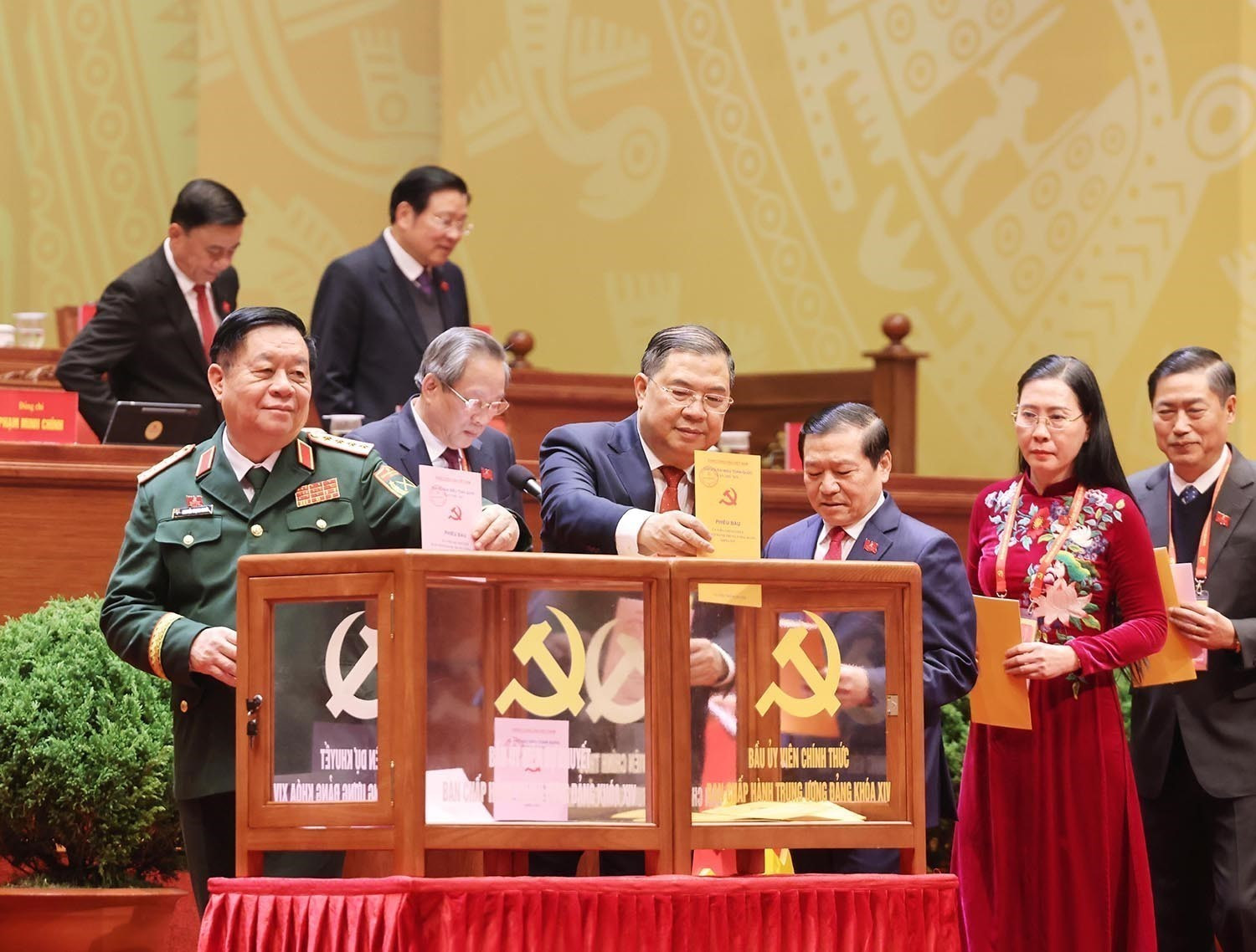 vna-potal-dai-hoi-xiv-cua-dang-bau-ban-chap-hanh-trung-uong-khoa-xiv-8546183.jpg