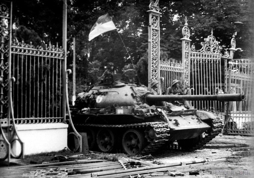 At 11:30 a.m. on April 30, 1975, a liberation army tank brakes through the gates of the Presidential Palace of the US-backed Saigon regime, securing victory in the 30-year struggle against foreign domination. (Photo: Mai Huong - VNA) 4-dang-cong-san-viet-nam-nguoi-to-chuc-va-lanh-dao-moi-thang-loi-cua-cach-mang-viet-nam-7811936.jpg