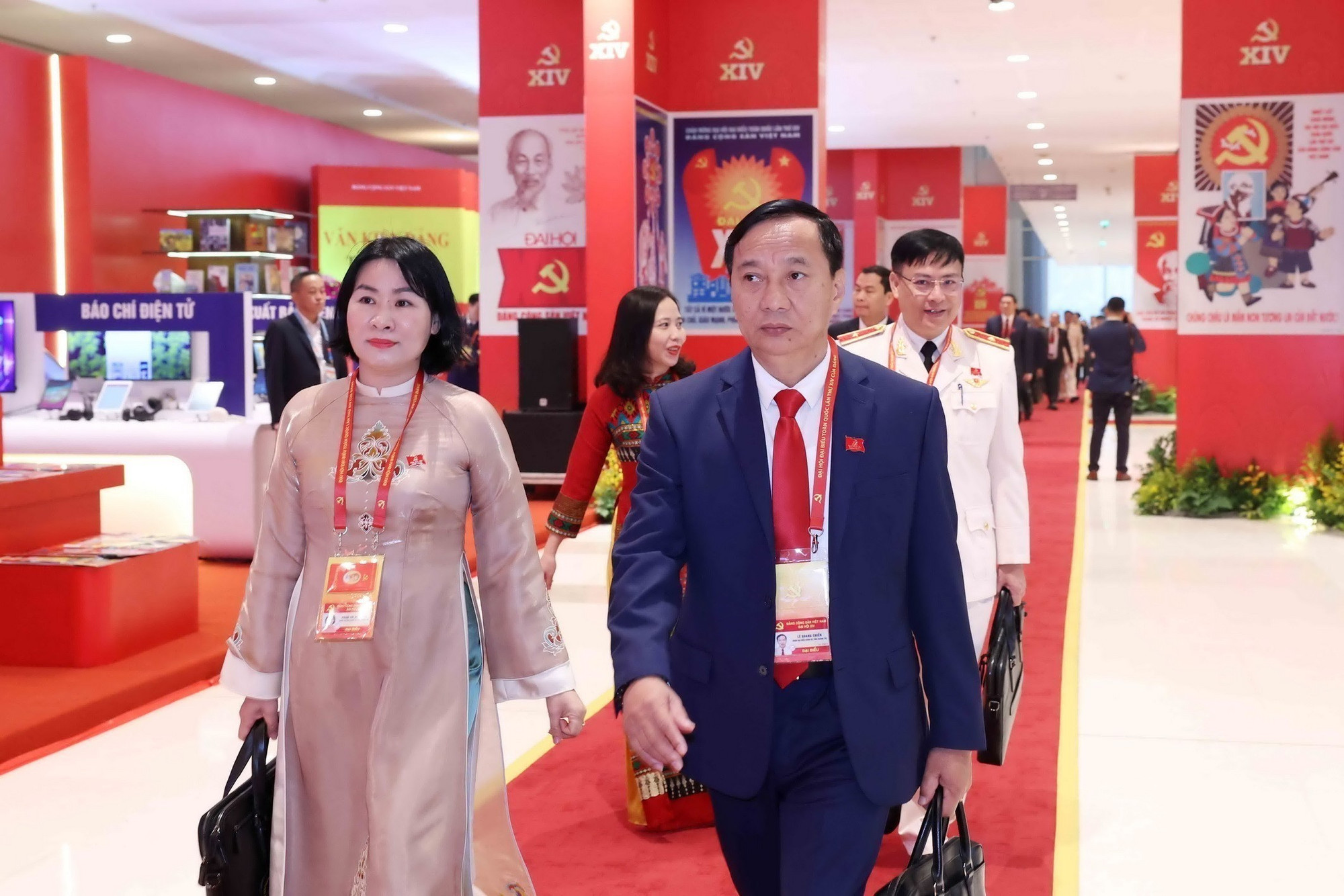 vna-potal-cac-dai-bieu-du-phien-hop-tru-bi-dai-hoi-dang-toan-quoc-lan-thu-xiv-8537709.jpg
