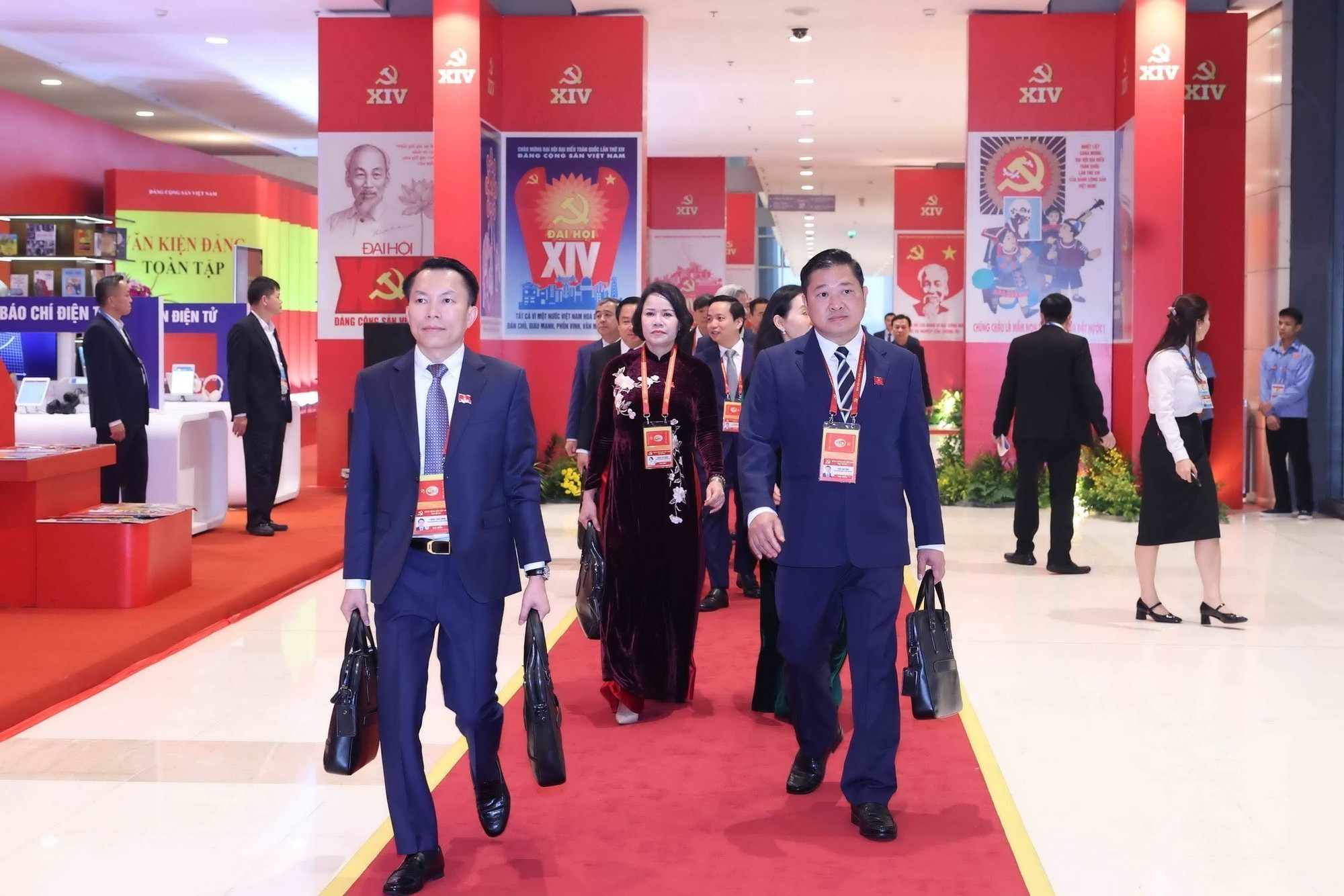 vna-potal-cac-dai-bieu-du-phien-hop-tru-bi-dai-hoi-dang-toan-quoc-lan-thu-xiv-8537706.jpg