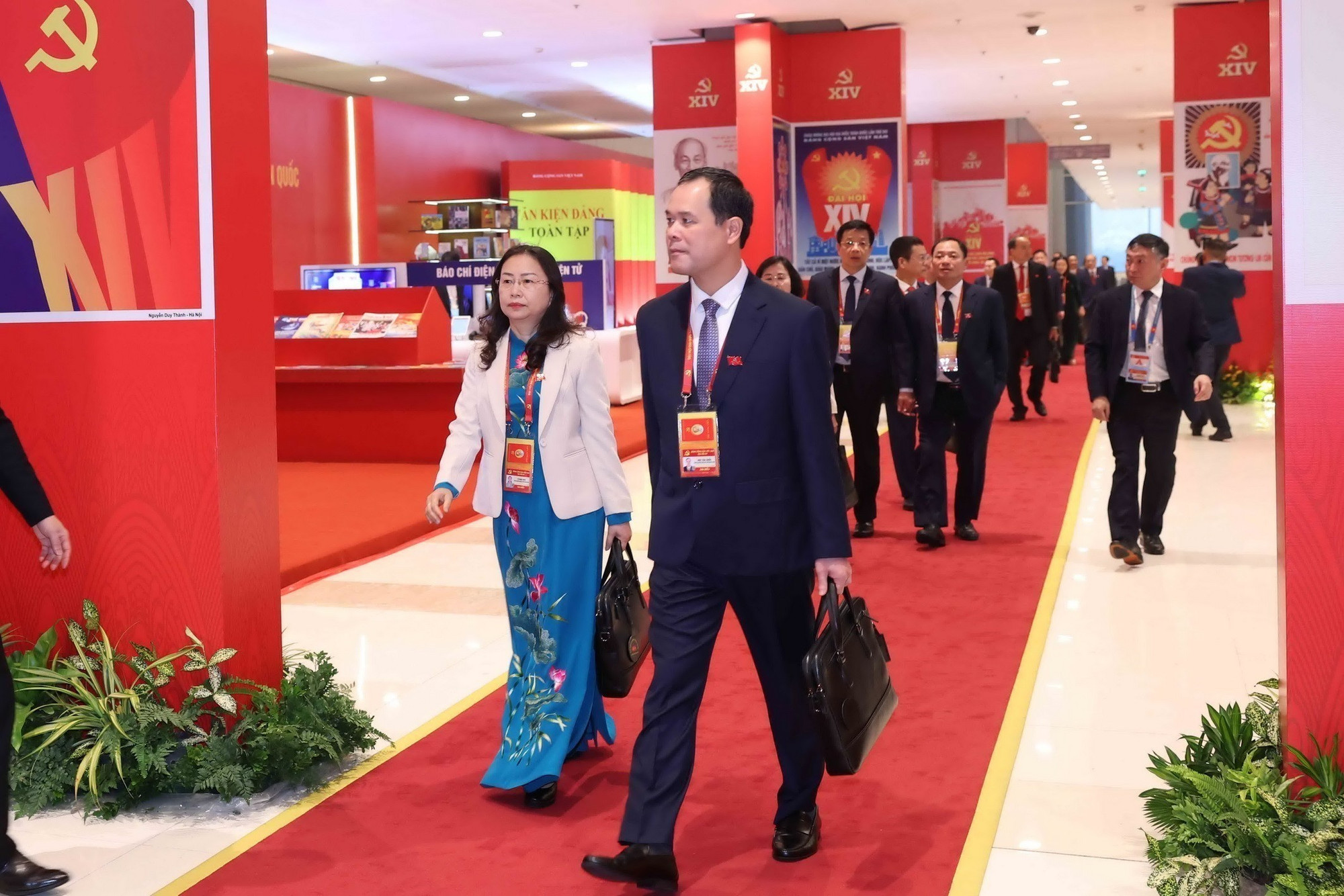 vna-potal-cac-dai-bieu-du-phien-hop-tru-bi-dai-hoi-dang-toan-quoc-lan-thu-xiv-8537701.jpg