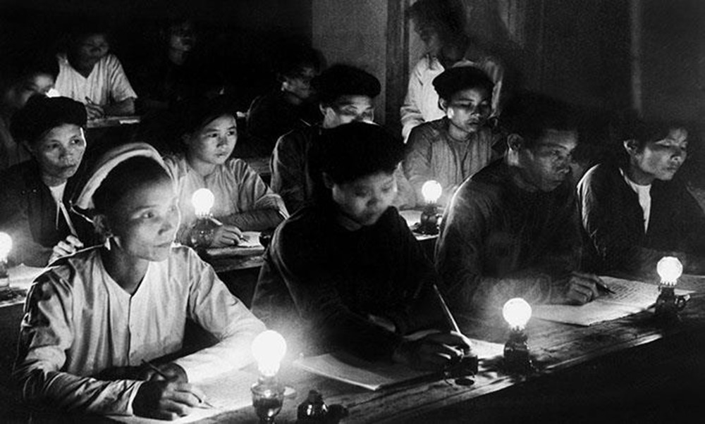From 1945 to 1954, the Party led efforts to combat hunger, illiteracy, and foreign invaders, culminating in the victory against French colonialism. In the photo: A literacy class in Hanoi during the early days of independence. (Photo: VNA) 3-ava-dang-cong-san-viet-nam-nguoi-to-chuc-va-lanh-dao-moi-thang-loi-cua-cach-mang-viet-nam-7811639.jpg