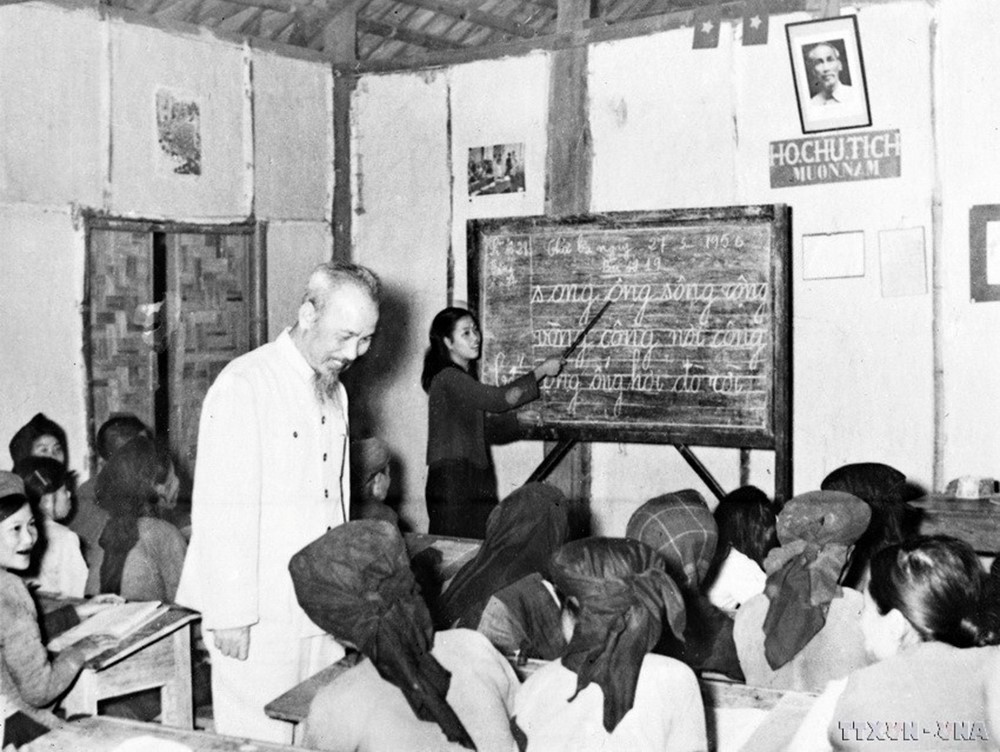 President Ho Chi Minh visits a literacy class in Luong Yen Area, Hanoi, on May 27, 1956. (Photo: VNA Archives) 7-dang-cong-san-viet-nam-nguoi-to-chuc-va-lanh-dao-moi-thang-loi-cua-cach-mang-viet-nam-7811641.jpg