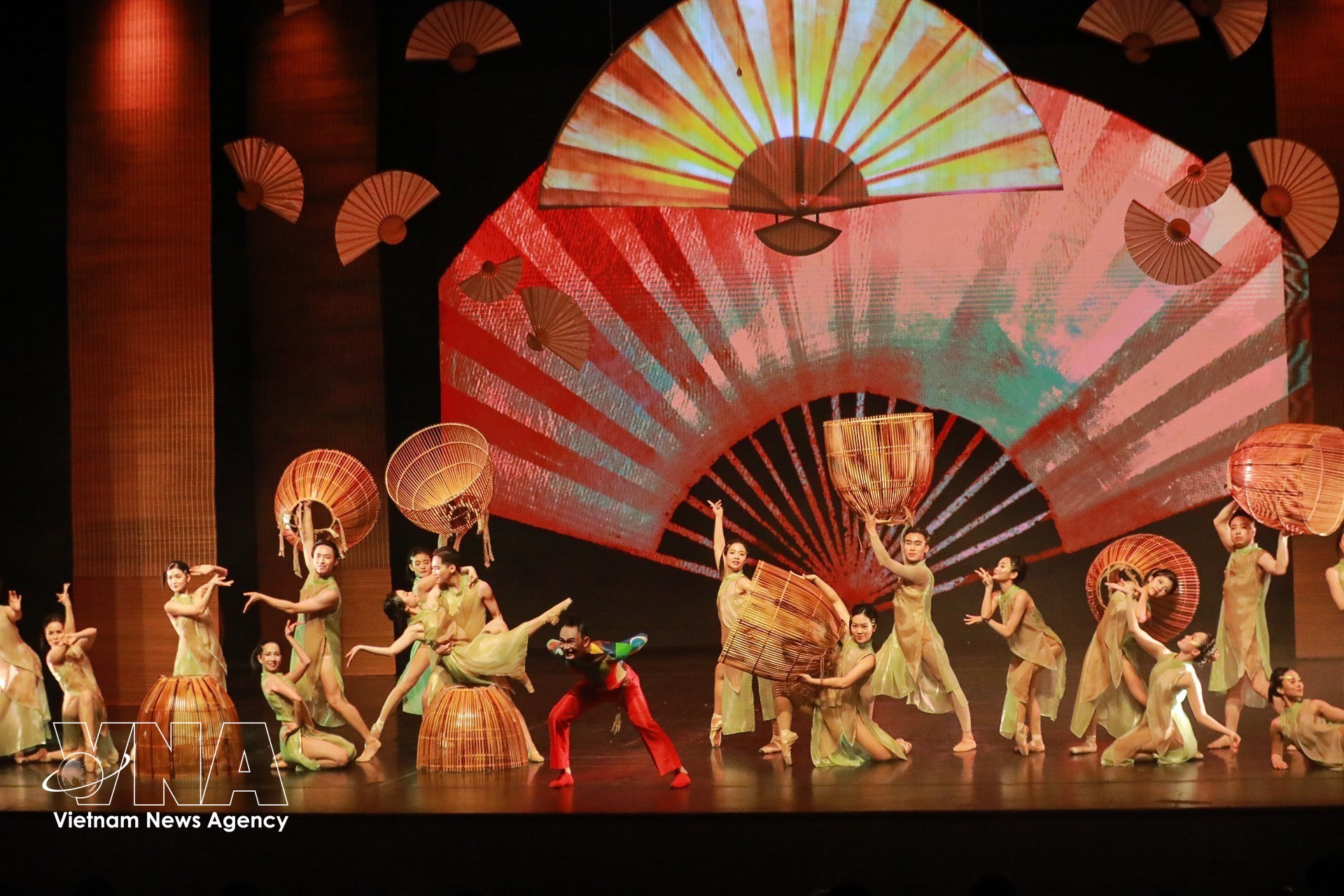 vnanet-03-ballet-do-khi-nghe-thuat-phuong-tay-giao-thoa-cung-bieu-tuong-van-hoa-viet-8670348.jpg