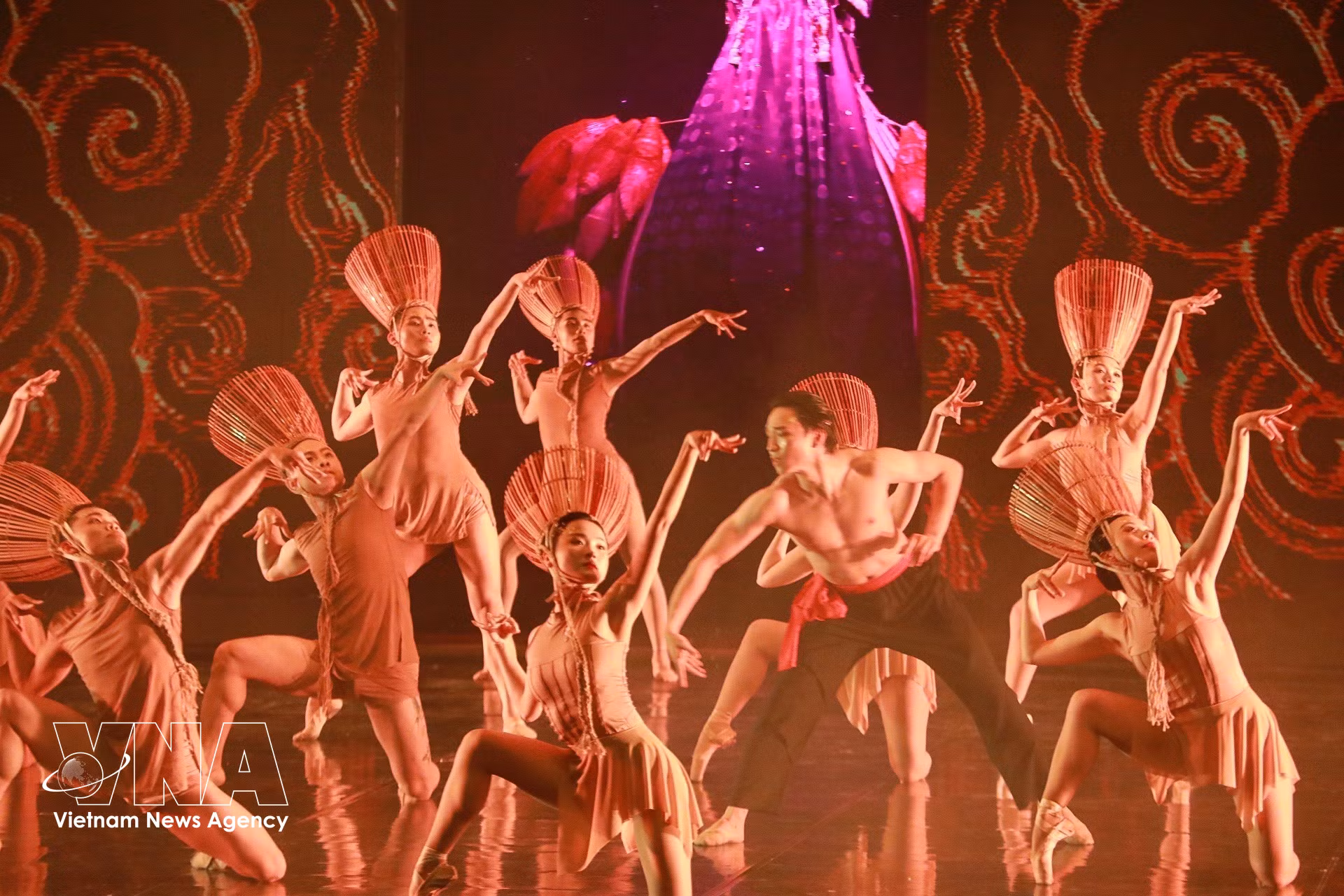 vnanet-05-ballet-do-khi-nghe-thuat-phuong-tay-giao-thoa-cung-bieu-tuong-van-hoa-viet-8670352.jpg