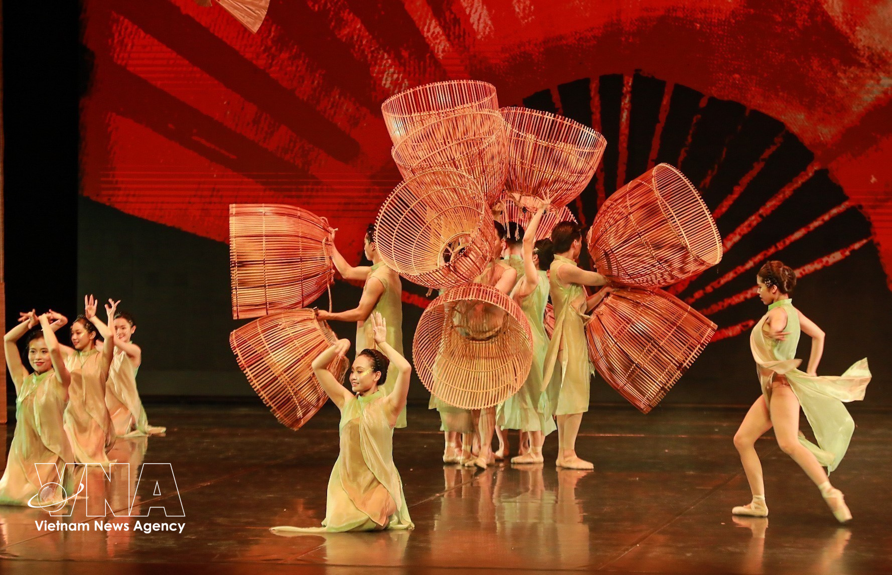 vnanet-02-ballet-do-khi-nghe-thuat-phuong-tay-giao-thoa-cung-bieu-tuong-van-hoa-viet-8670347.jpg