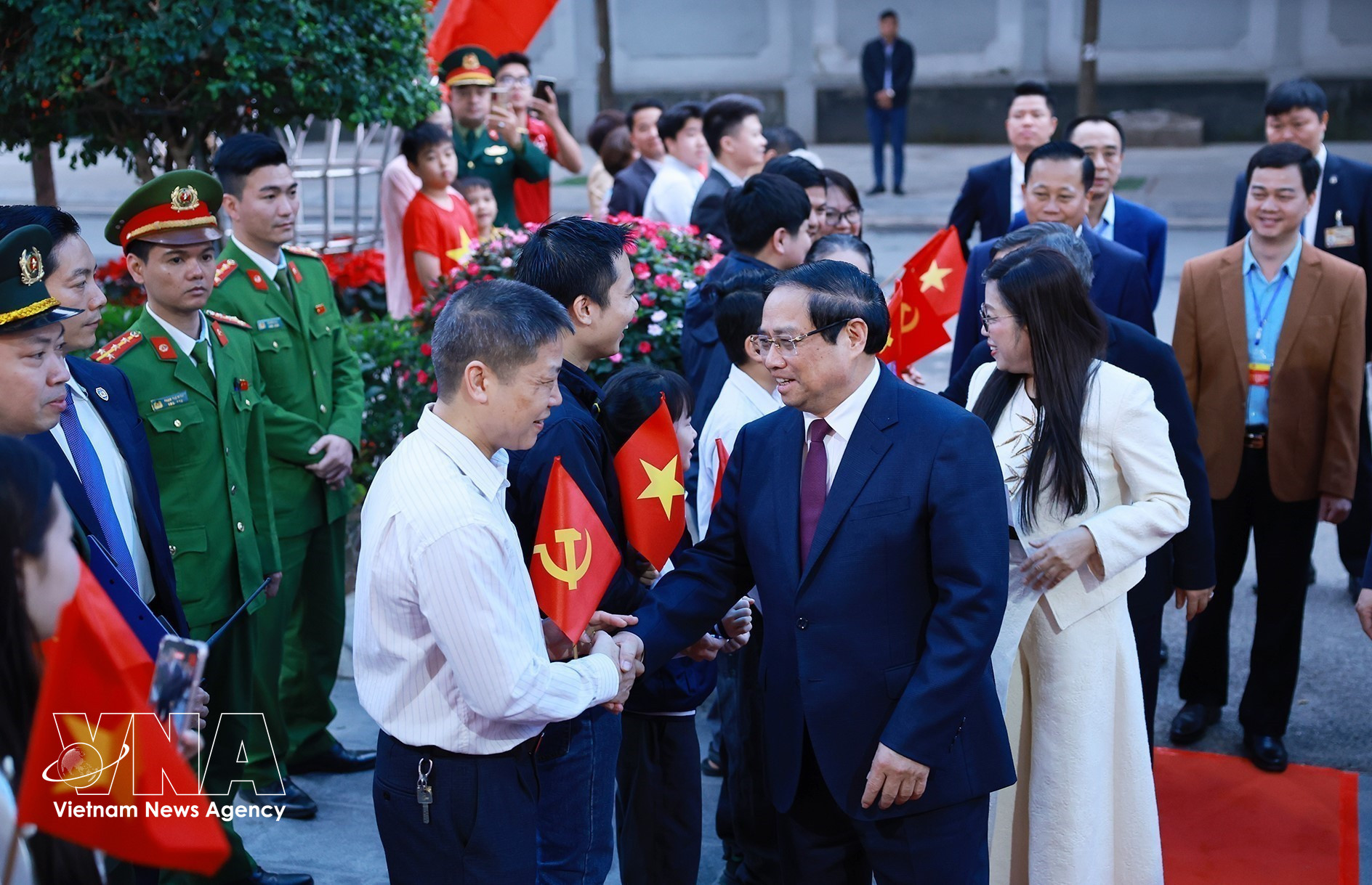 vnanet-thu-tuong-kiem-tra-cong-tac-bau-cu-tai-phuong-tay-ho-ha-noi-8641190.jpg