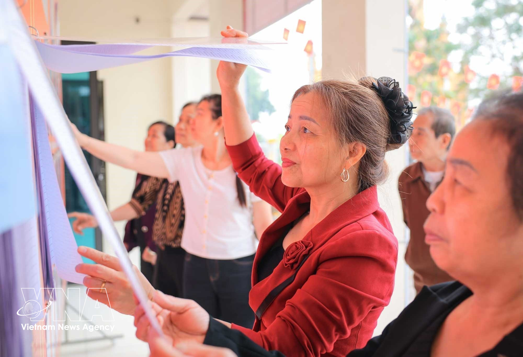 People read information about candidates at polling station No. 6 in Hanoi. (Photo: VNA)