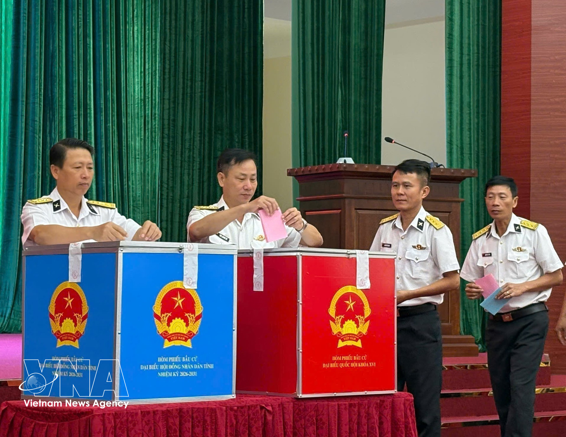 The atmosphere during voting for deputies to the 16th National Assembly and People’s Councils for the 2026–2031 term at Polling Station No. 20, Brigade 957, Naval Region 4, in Khanh Hoa. (Photo: VNA)