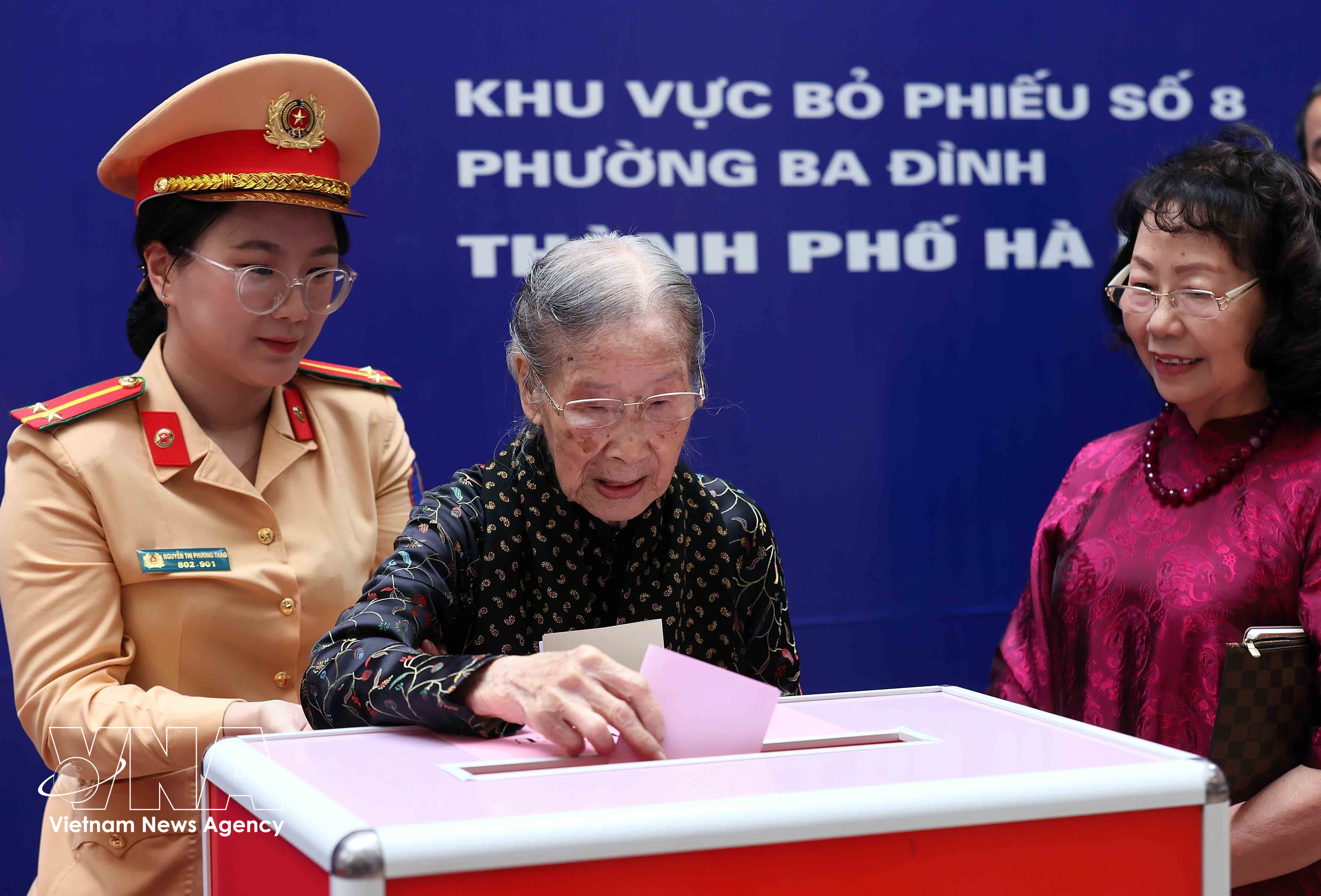 101-year-old voter Doan Thi Thuan (centre) casts her ballot at the polling station at Phan Chu Trinh primary school, Ba Dinh ward, Hanoi. (Photo: VNA)