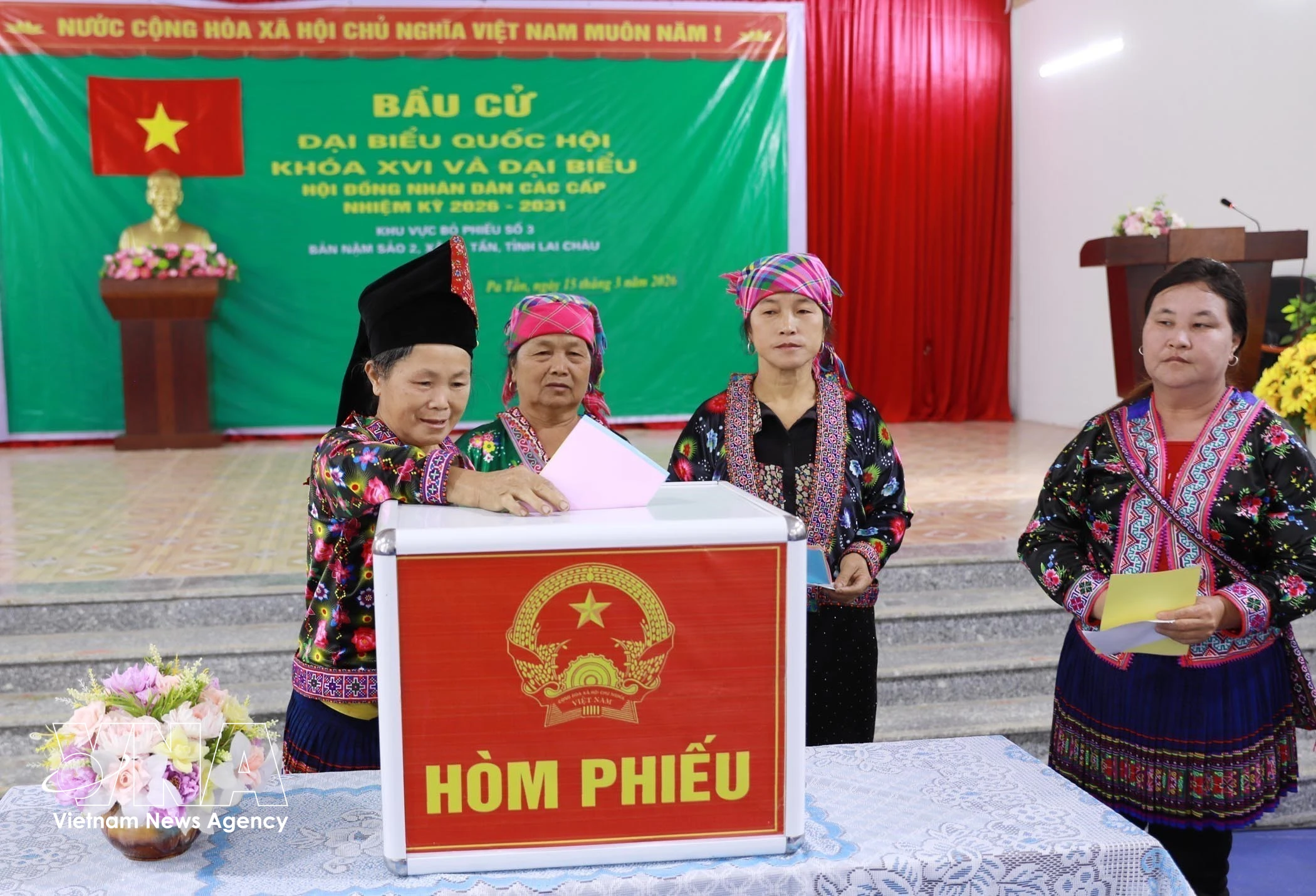 Voters in Nam Sao 2 village, Pa Tan commune of Lai Chau cast their ballots on March 15. (Photo: VNA)