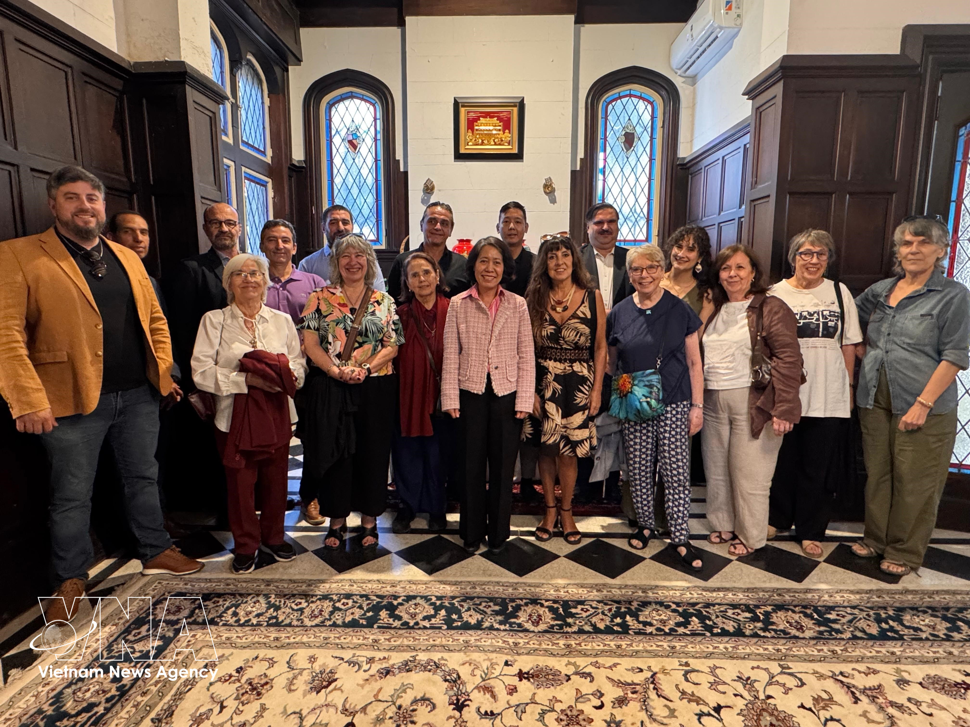Vietnamese Ambassador to Argentina Ngo Minh Nguyet (centre, in pink), together with representatives of the Argentina–Vietnam Cultural Institute, the Communist Party of Argentina, and local press and media agencies at the embassy's early-spring gathering in Buenos Aires on March 19, 2026. (Photo: VNA)
