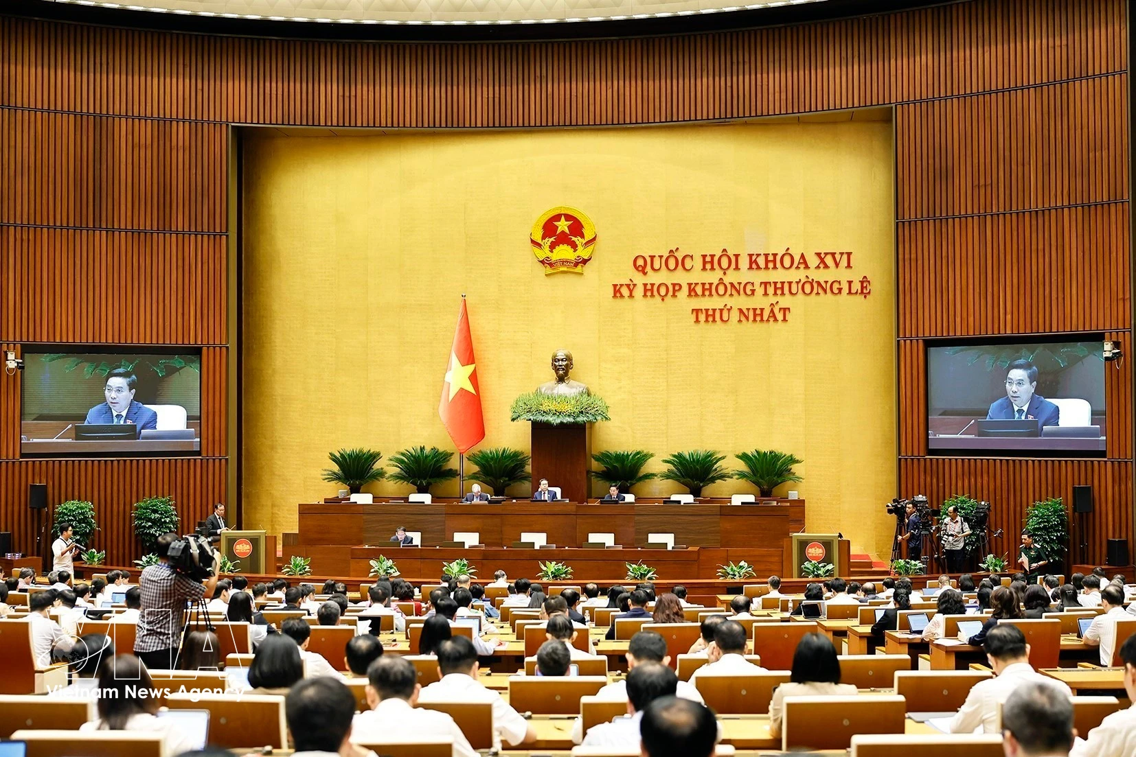 A plenary discussion during the first extraordinary session of the 16th National Assembly (Photo: VNA)