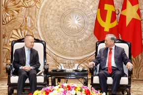 General Secretary of the Communist Party of Vietnam Central Committee To Lam (R) receives Liu Haixing, Member of the Communist Party of China (CPC) Central Committee and head of its International Department, who is on a visit to Vietnam as the special envoy of Party General Secretary and President of China Xi Jinping (Photo: VNA)