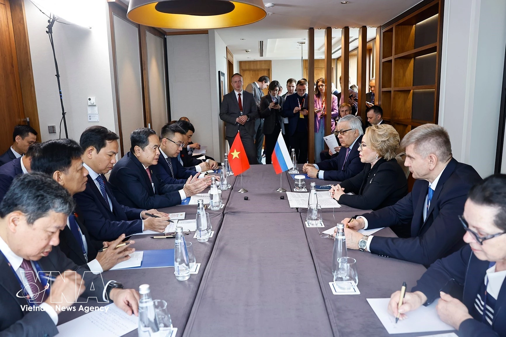 The meeting between Chairman of the Vietnamese National Assembly Tran Thanh Man and Speaker of the Federation Council of Russia’s Federal Assembly Valentina Matviyenko in Istanbul, Türkiye, on April 17 (Photo: VNA)